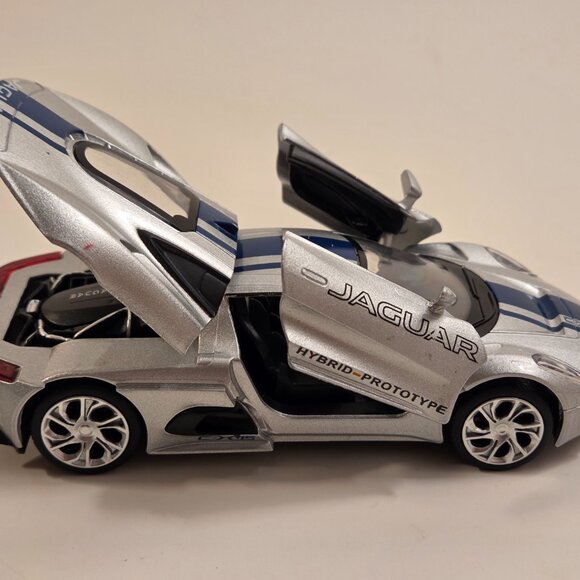 Jaguar C-X75 1:32 diecast silver – lights & sound - Picture 2 of 6